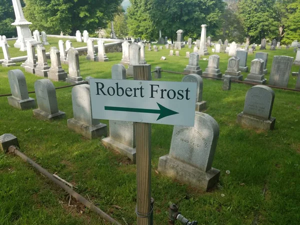 Segno Alla Pietra Tombale Robert Frost Cimitero Con Erba Verde — Foto Stock