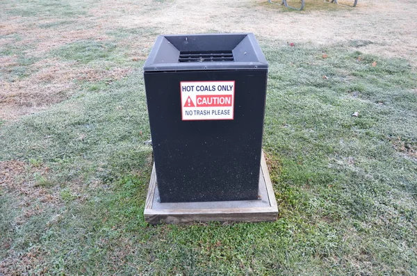 Ζεστά Κάρβουνα Μόνο Προσοχή Όχι Σκουπίδια Παρακαλώ Υπογράψτε Και Χορτάρι — Φωτογραφία Αρχείου