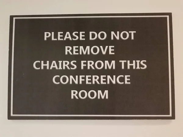 Siyah Beyaz Duvarda Konferans Odası Işareti Nden Sandalye Çıkarmayın Lütfen — Stok fotoğraf