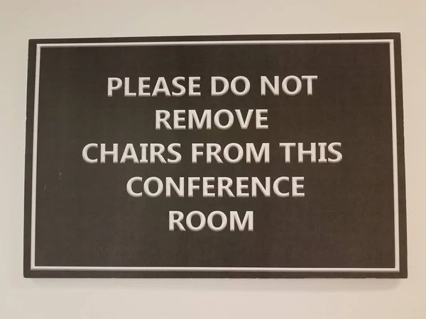 색흰색 벽에이 회의실 기호에서 의자를 제거하지 마십시오 — 스톡 사진
