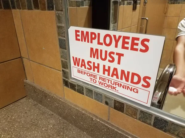 Ένας Εργαζόμενος Πρέπει Πλένουν Χέρια Υπογράψει Στον Καθρέφτη Του Μπάνιου — Φωτογραφία Αρχείου