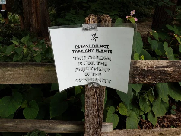 请不要在花园里带植物签 — 图库照片