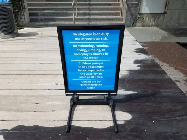 Μπλε Πισίνα Κανόνες Υπογράψει Στο Ξύλο Νερό — Φωτογραφία Αρχείου