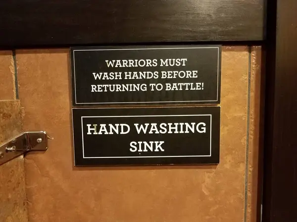 战士们在回浴室前必须洗手 — 图库照片