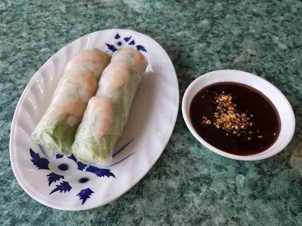 Garnelen Und Salat Vietnamesische Reispapierrollen Mit Erdnuss Dip Sauce — Stockfoto