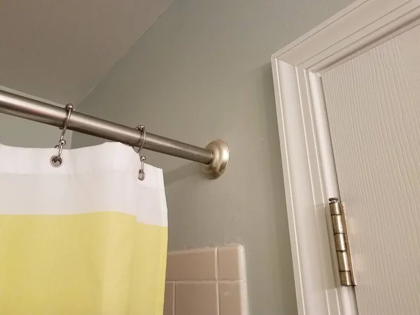 金属製のバーと壁で黄色と白のシャワーカーテン — ストック写真