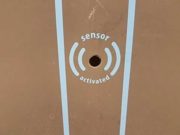 水泉の水筒補充所のセンサー作動標識 — ストック写真