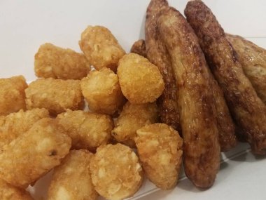 Patates kroket şeklinde bir sürü sosis ve patates.