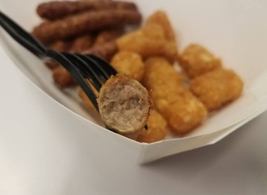 Sosisli ve patatesli çatallı bir sosis.