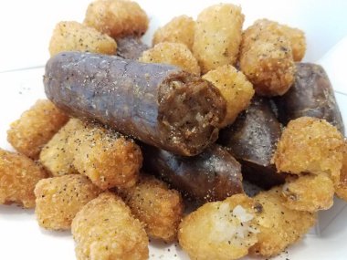 Patates kroketli, tuzlu ve biberli sosis.