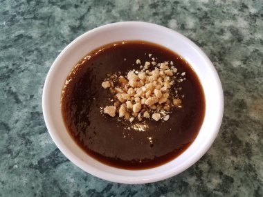 Fıstıklı Vietnam eriği sosu.