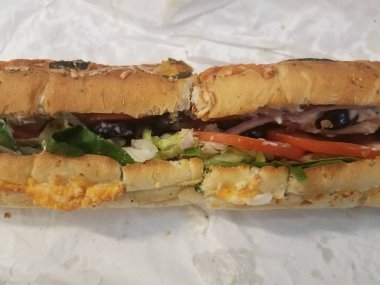 Ekmek, domates, soğan, ıspanak ve mayonezli sandviç.