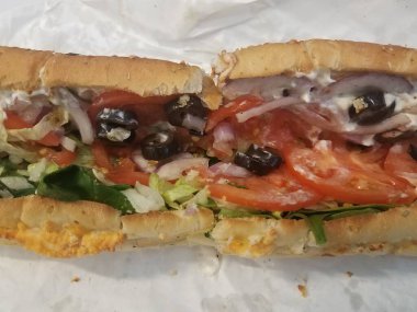 Ekmek, domates, soğan, ıspanak ve mayonezli sandviç.