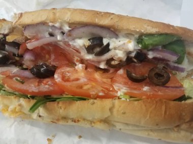 Ekmek, domates, soğan, ıspanak ve mayonezli sandviç.