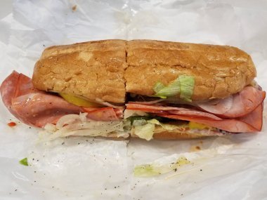 Etli, biberli, marullu ve ekmekli sandviç.