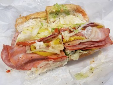 Etli, biberli, marullu ve ekmekli sandviç.