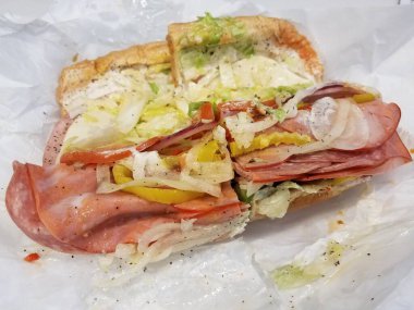 Etli, biberli, marullu ve ekmekli sandviç.