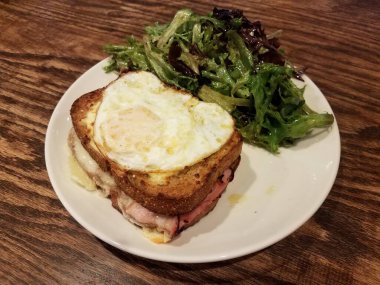 Peynirli, jambonlu, yumurtalı ve salatalı sandviç.