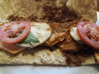 Tavuk, peynir, domates ve kahverengi soslu sandviç ekmeği.