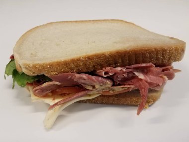 Ekmek ve hardal soslu biftekli ve peynirli sandviç beyaz masa veya yüzey