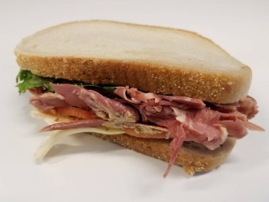 Ekmek ve hardal soslu biftekli ve peynirli sandviç beyaz masa veya yüzey