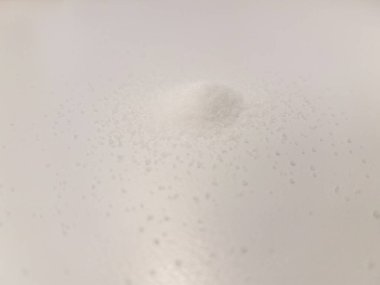 Beyaz bir yüzeyde küçük bir tuz yığını