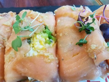 Yumurtalı ve krakerli pembe füme somon.