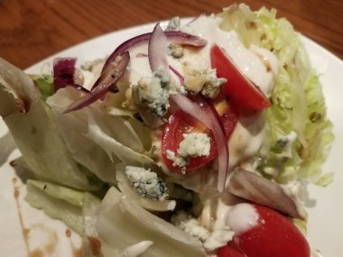 Mavi ya da mavi peynir ve soğanlı salata, marul ve domates ve sos.