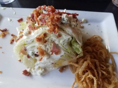 Peynirli soslu, pastırmalı ve kızarmış soğanlı kama salatası.