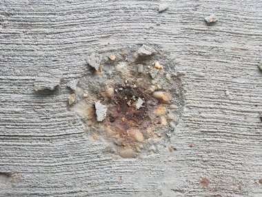 sert gri çimento bir delik ya da bir yığın ile