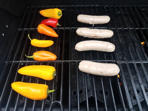 烤烤香肠和五彩斑斓的辣椒 — 图库照片
