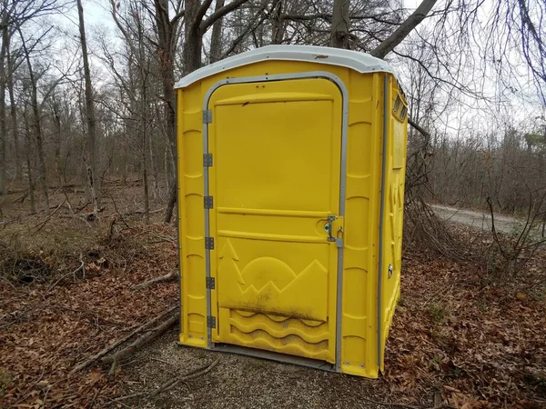 Gelbes Badezimmer Oder Toilette Oder Toilette Freien Mit Bäumen — Stockfoto