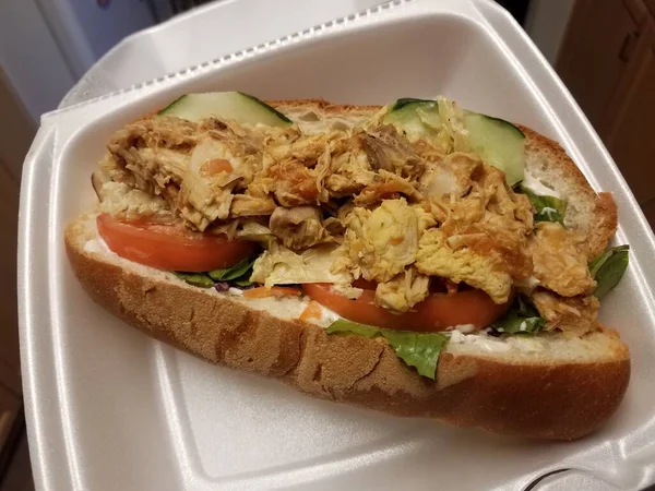 Бутерброд Куркою Помідорами Огірками Хлібом Тарілці — стокове фото