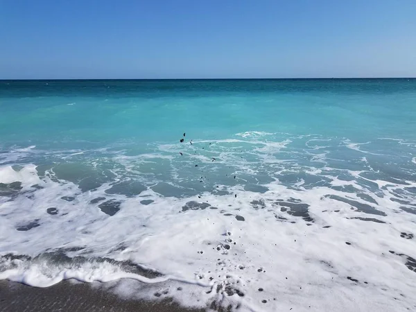 Areia Jogada Praia Com Ondas Mar Oceano — Fotografia de Stock