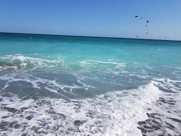 Sand Der Strand Mit Meeres Oder Meereswellen Die Luft Geworfen — Stockfoto