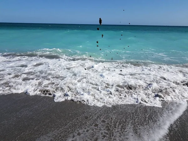 Sand Der Strand Mit Meeres Oder Meereswellen Die Luft Geworfen — Stockfoto