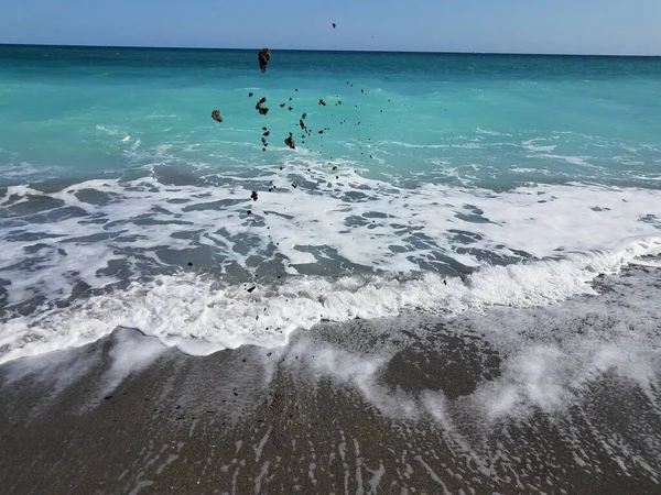 Sand Der Strand Mit Meeres Oder Meereswellen Die Luft Geworfen — Stockfoto