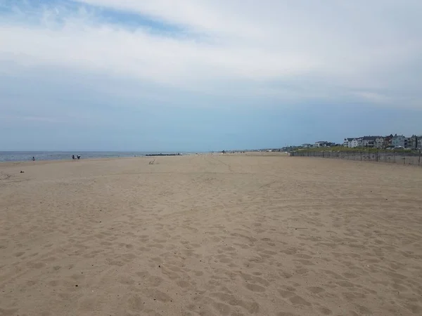 Água Oceano Costa Costa Praia Com Areia Edifícios — Fotografia de Stock