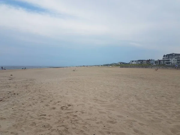 Agua Del Océano Costa Orilla Playa Con Arena Edificios —  Fotos de Stock