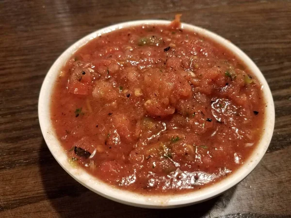 Salsa Roja Con Tomate Especias Plato Blanco Sobre Mesa Madera — Foto de Stock