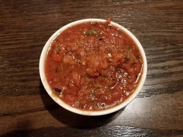 Röd Salsa Med Tomat Och Kryddor Vit Skål Brunt Träbord — Stockfoto