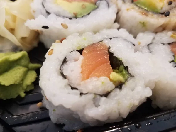 Łosoś Awokado Sushi Ryżowe Czarnym Plastikowym Pojemniku — Zdjęcie stockowe