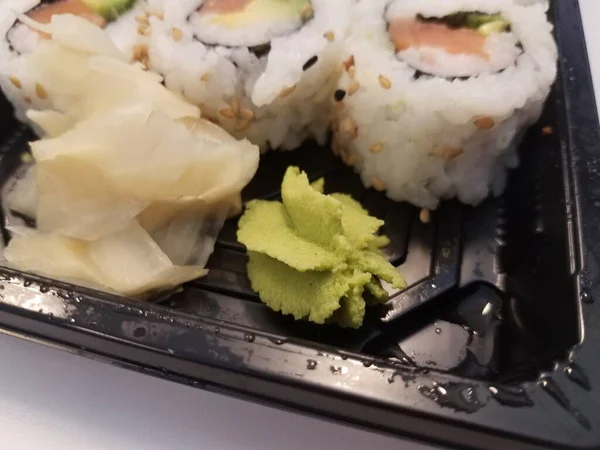 Lazac Avokádó Rizs Sushi Tekercs Fekete Műanyag Tartályban — Stock Fotó