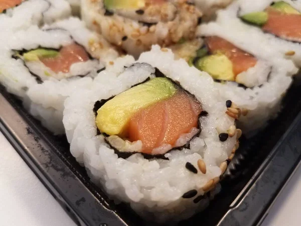 Lachs Avocado Reis Sushi Rollen Schwarzem Plastikbehälter — Stockfoto