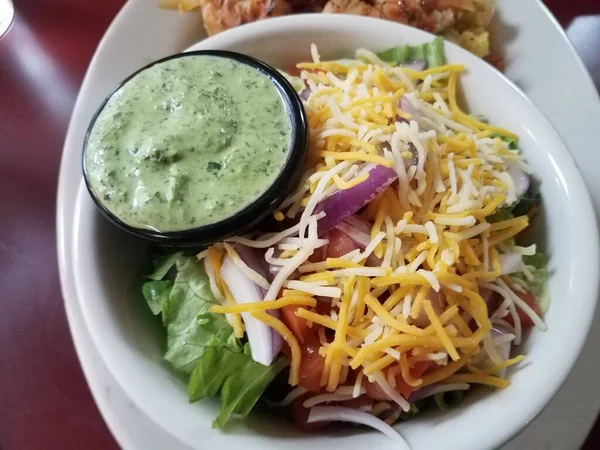 Salada Com Alface Queijo Cebola Molho Verde — Fotografia de Stock