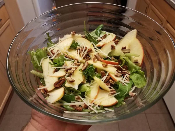 Mão Segurando Tigela Vidro Salada Com Alface Maçã Nozes — Fotografia de Stock