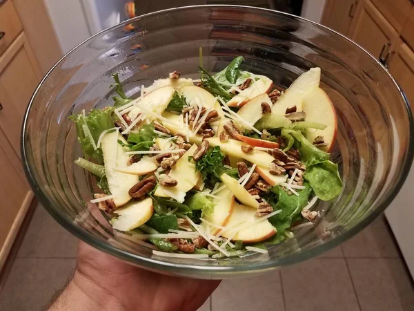 Tazón Cristal Mano Ensalada Con Lechuga Manzana Nueces —  Fotos de Stock