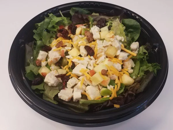 Close Salada Verde Com Frango Queijo Frutas Recipiente Plástico Preto — Fotografia de Stock