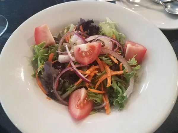 Uma Salada Com Alface Cenoura Cebola Tomate Tigela Branca — Fotografia de Stock