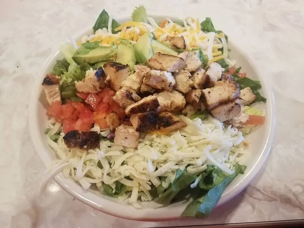 Skål Sallad Med Sallad Och Kyckling Och Ost Och Avokado — Stockfoto